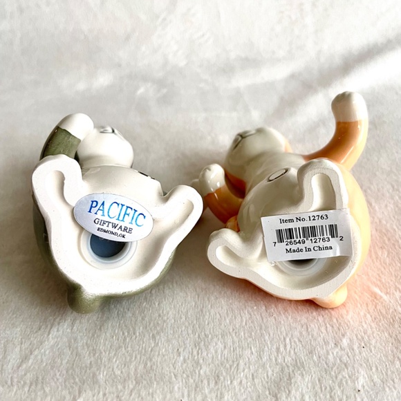 Attractives Magnetic Hugging Cats Salt and Pepper Shakers - Picture 5 of 12